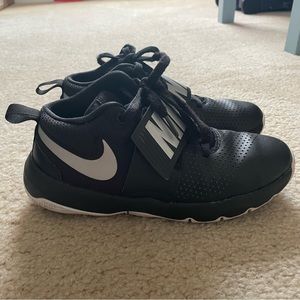 Boys Nike Hustle 8 basketball shoes